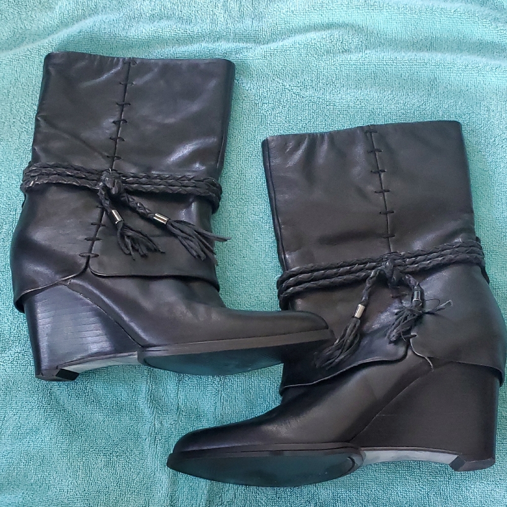 B. Makowsky Black Heeled Tassle Boots Wedge Heel